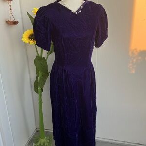 Vintage 80s Glam Purple Velvet Puff Sleeve Form-Fitting Midi Wiggle Sheath Dress